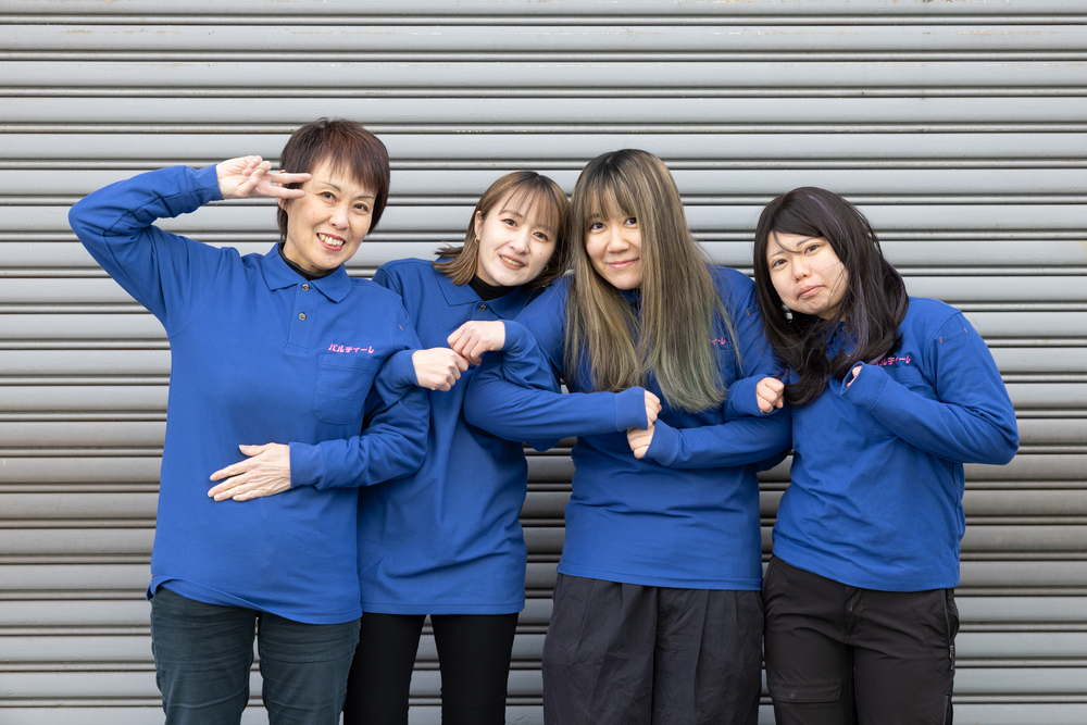 女性スタッフによる不用品回収のサポート