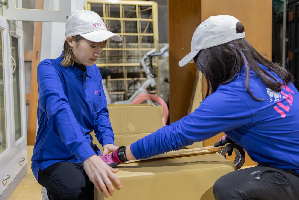 女性スタッフによる不用品回収のサポート