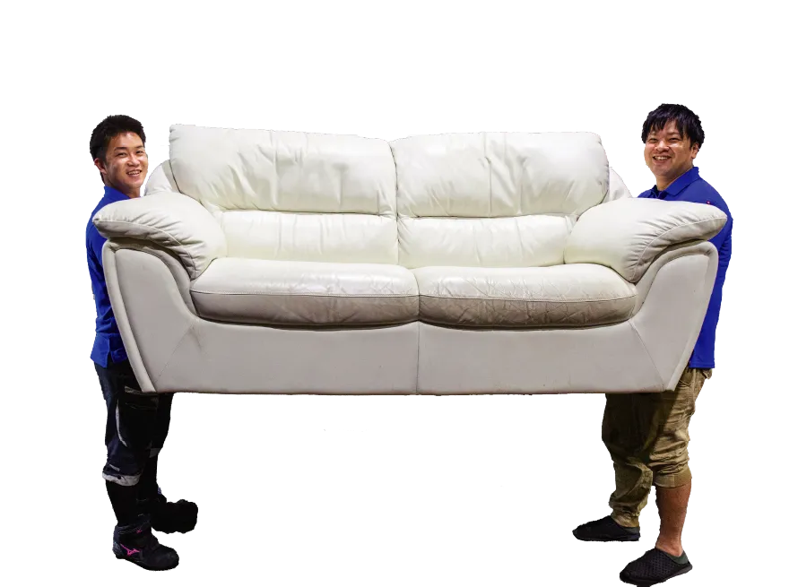 ソファーを運ぶ男性