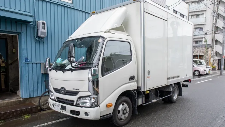 トラックとダンボール