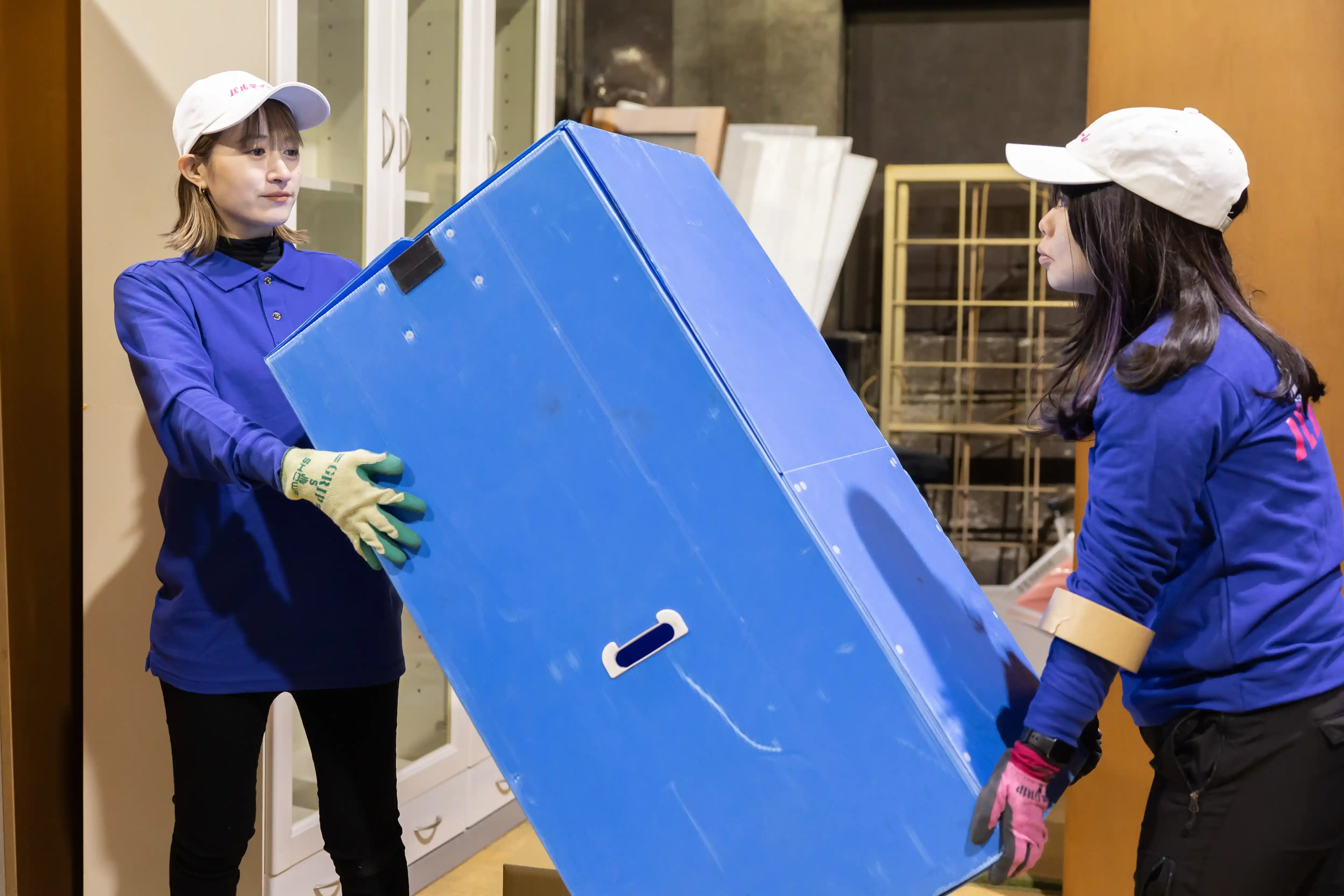 荷物を運ぶスタッフ